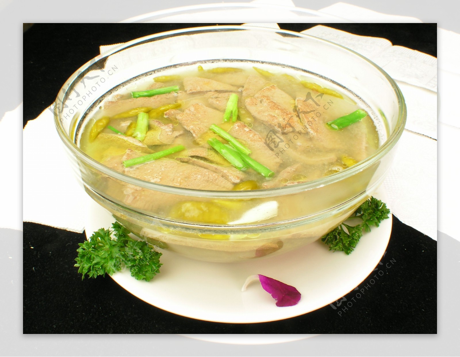 天热多喝菠菜猪肝汤，学会这样做，猪肝不老不腥，汤鲜味美 - 哔哩哔哩