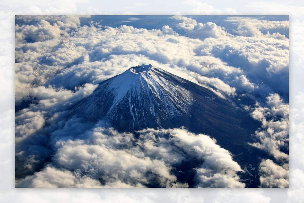 鸟瞰富士山山顶图片