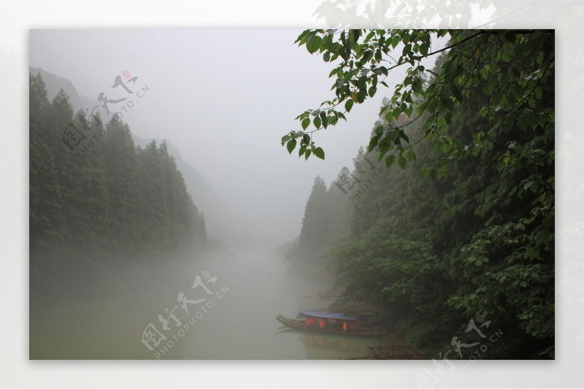 云雾中的沱江图片