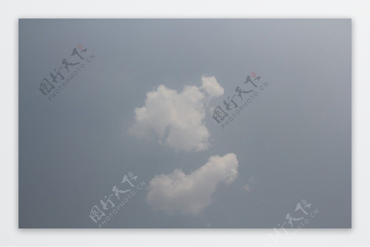 天空中的孤云图片