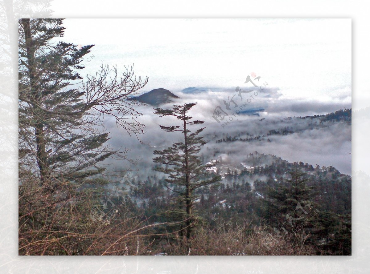 峨眉山迷雾山景图片