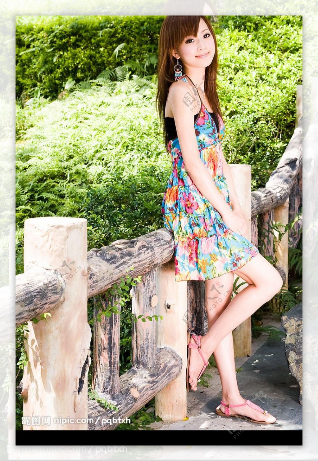 台湾网络超人气美女果子MM吊带花裙图片