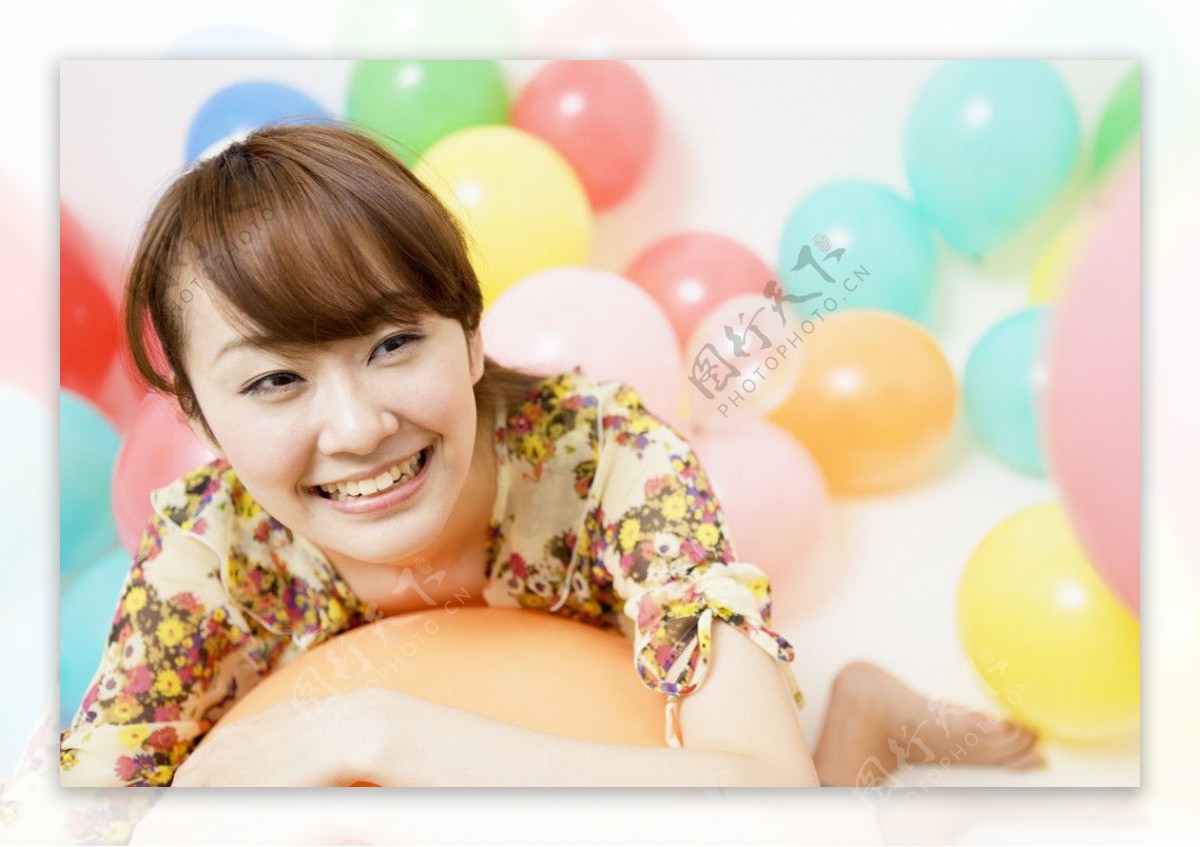 抱着彩色气球的快乐美女图片