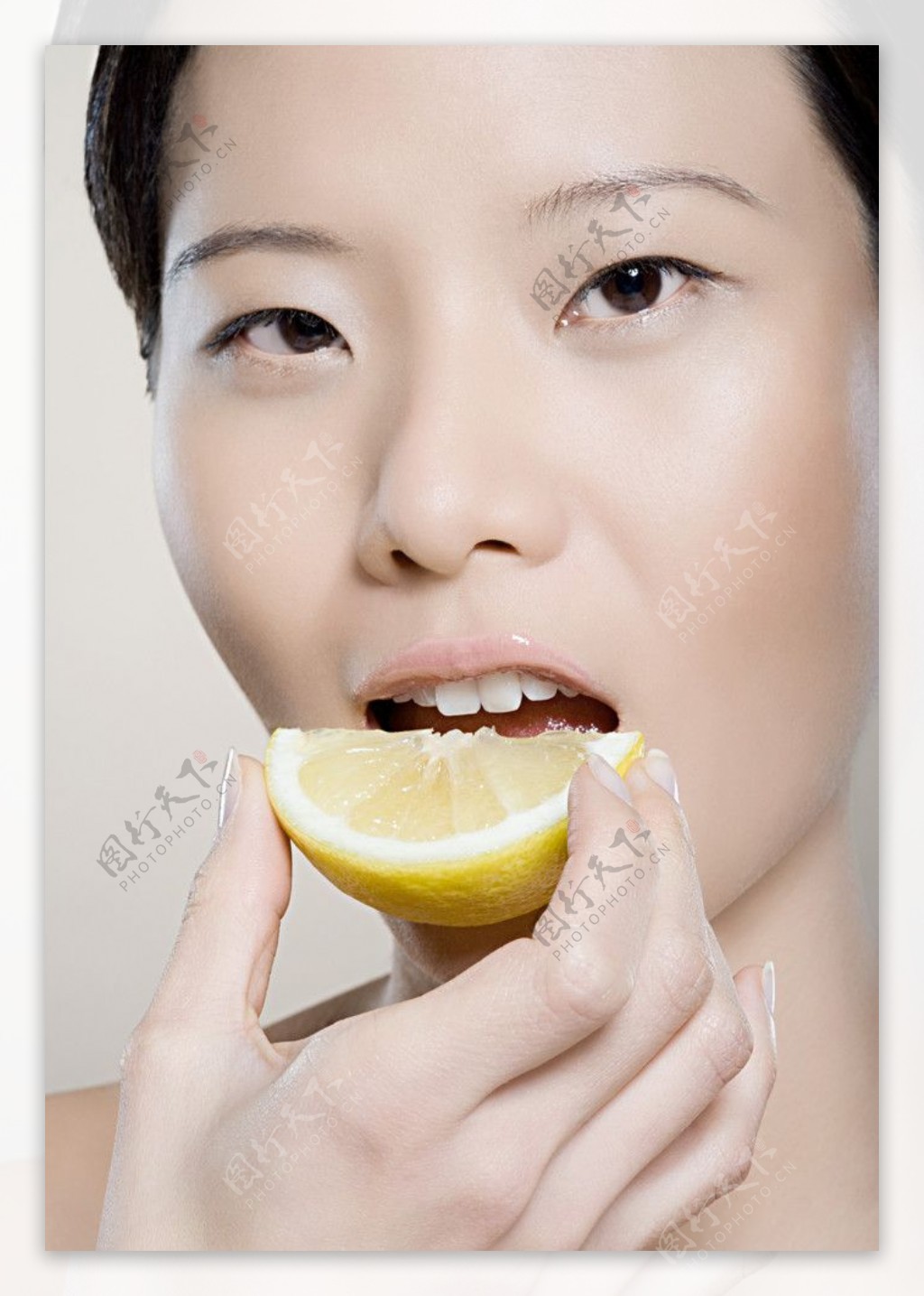 吃柠檬的美女图片