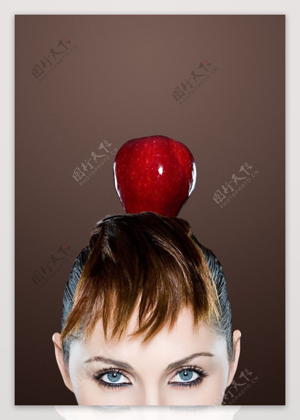 头上放着苹果的美女图片
