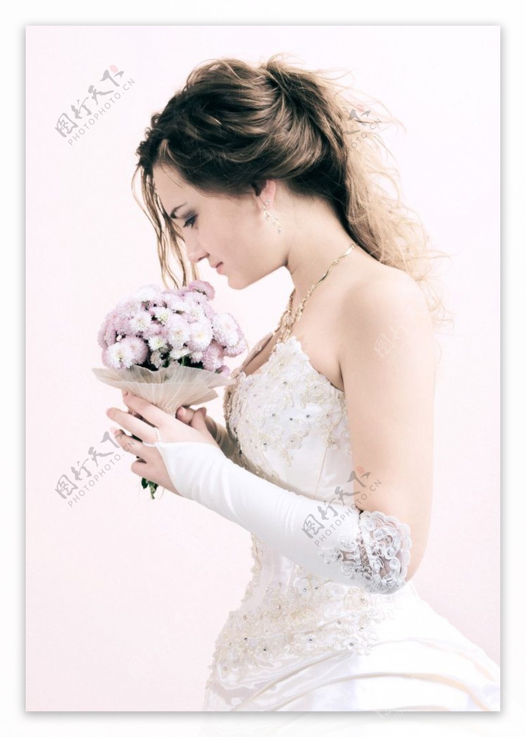 手捧玫瑰的新娘图片