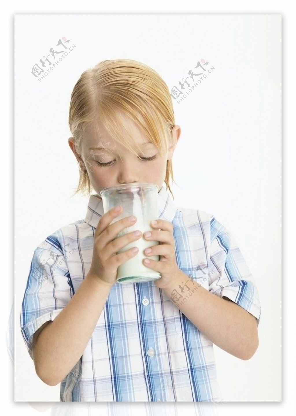 喝牛奶的小女孩图片