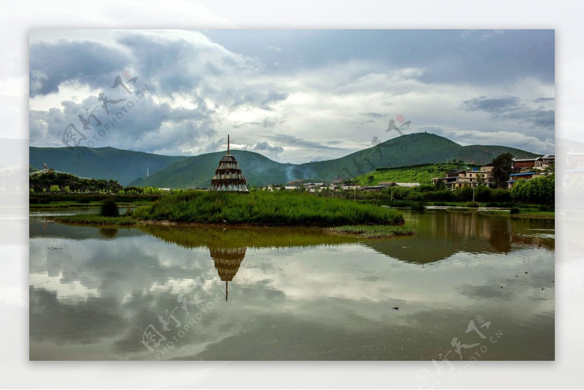 松赞林寺圣湖图片