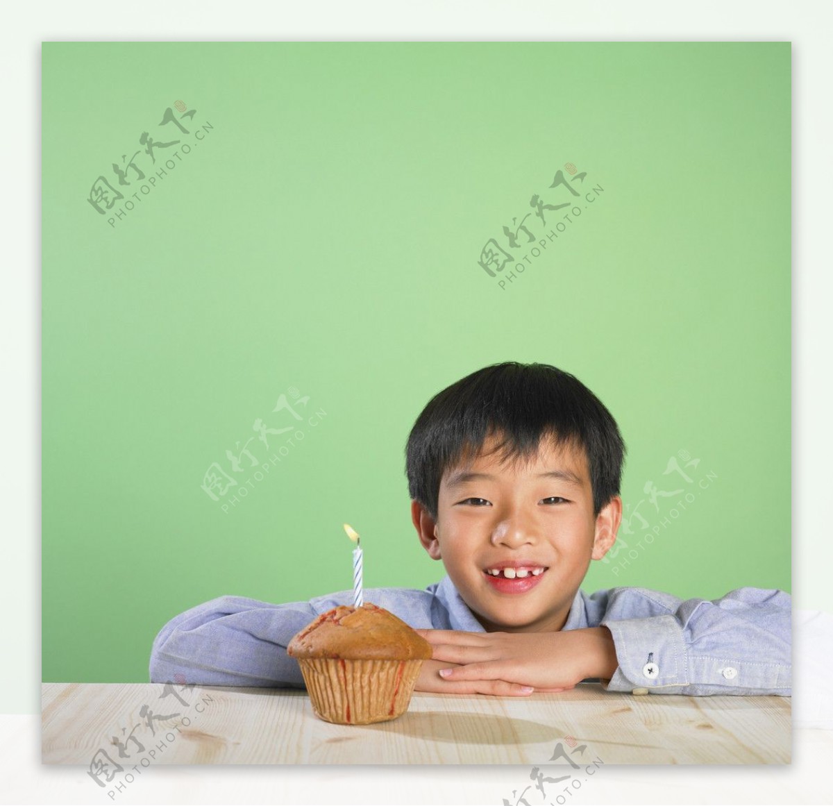 吃蛋糕的小男孩图片