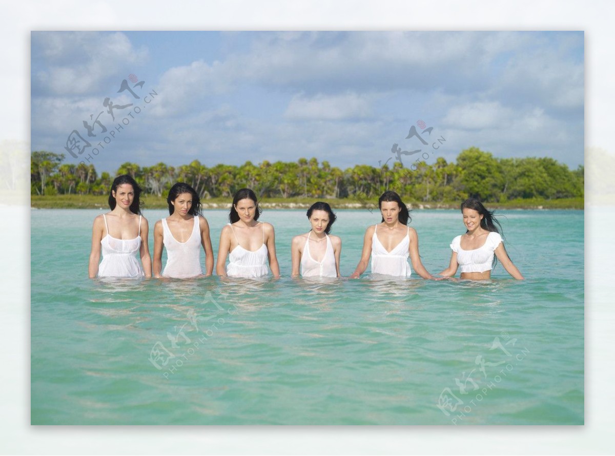 海边游泳水中五个女人高清大图图片