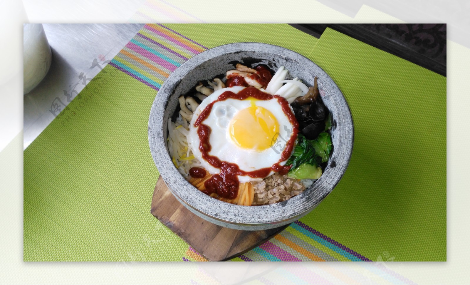 传统石锅拌饭图片