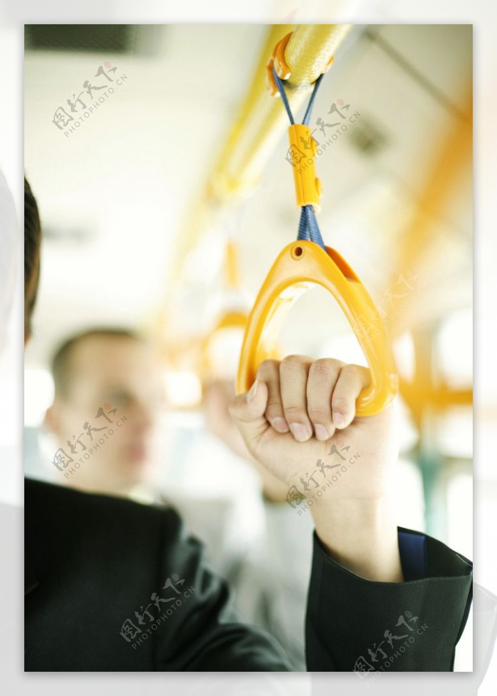 公交车上商务人物抓着拉手特写图片