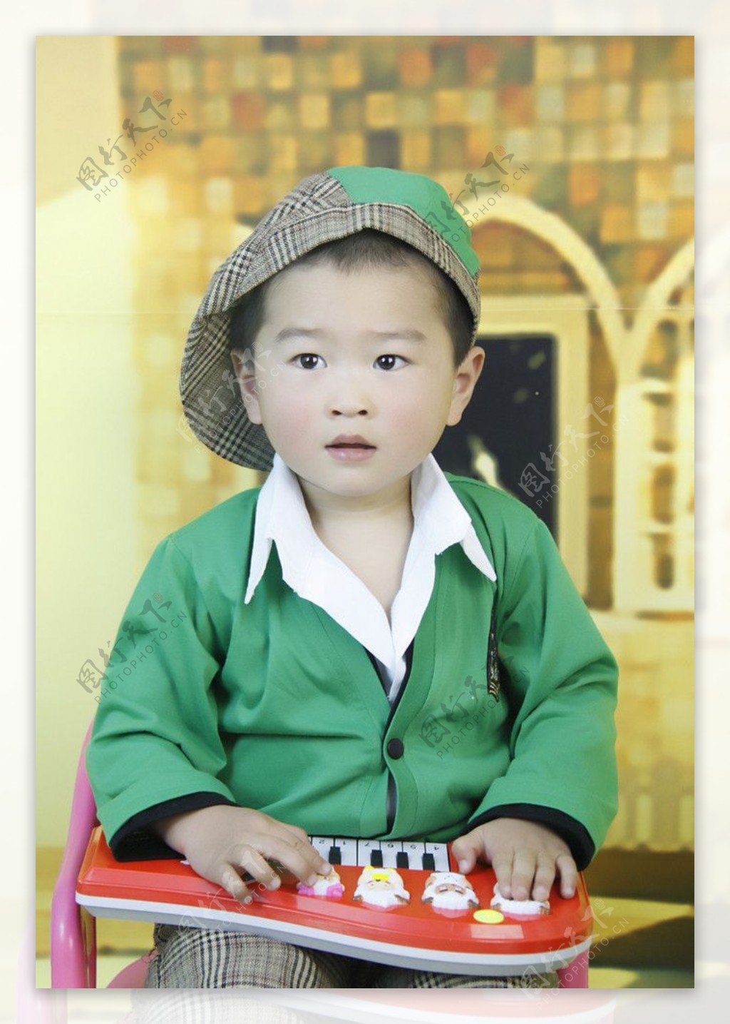 弹琴的小男孩图片