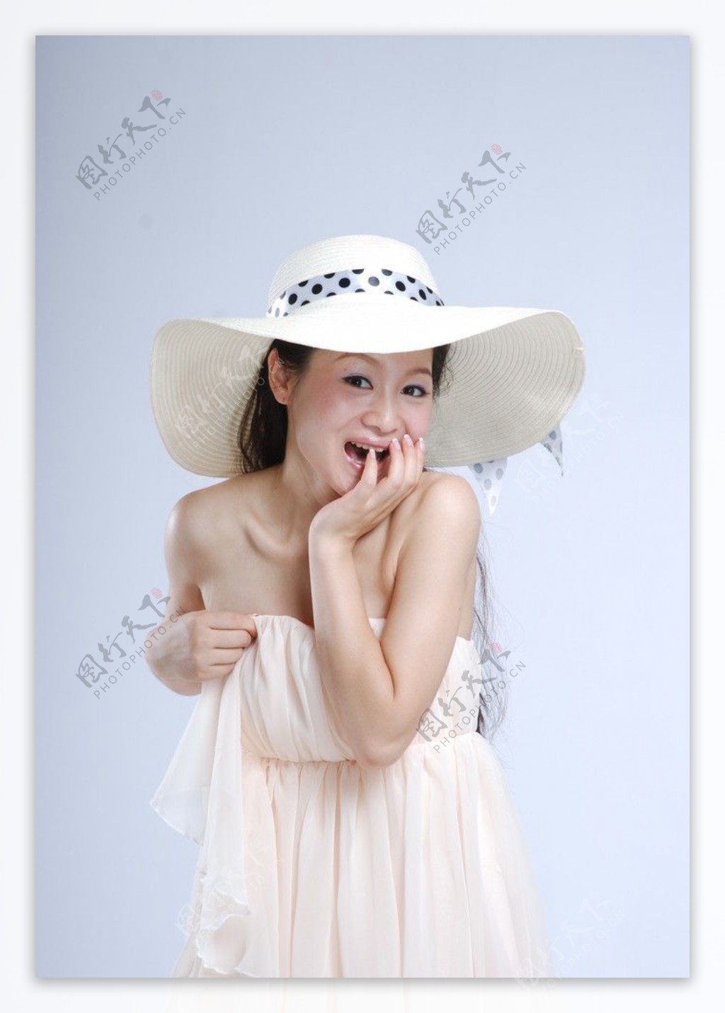 帽子美女低胸裙装图片