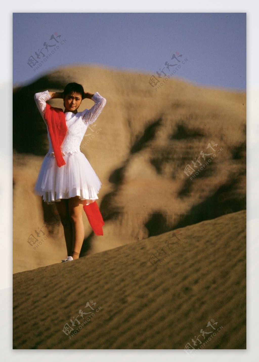 婚纱沙漠图片