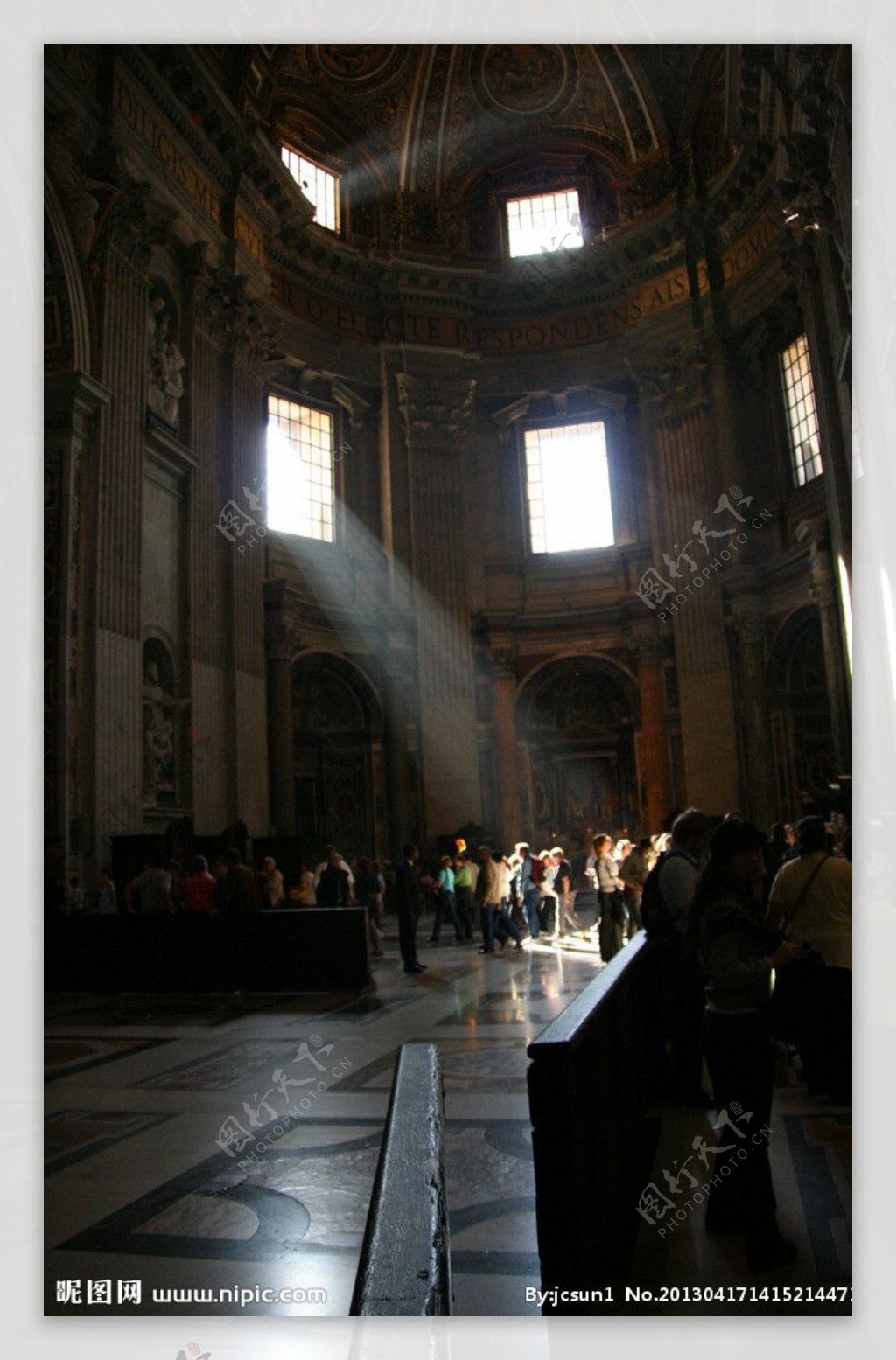 梵蒂冈教堂内部光影图片