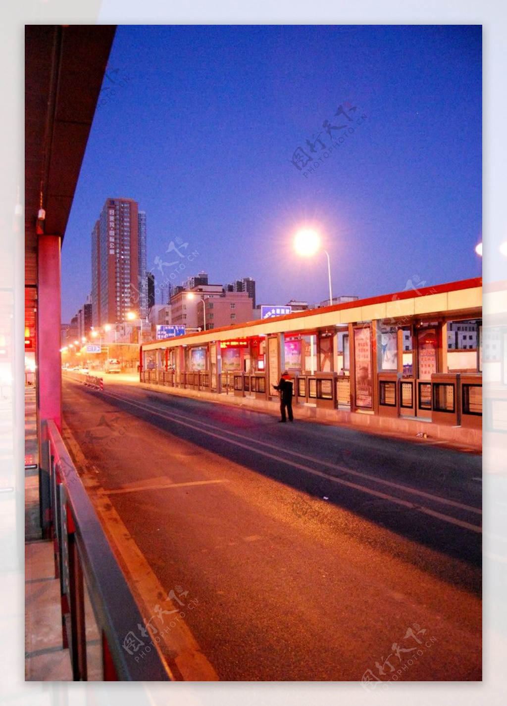 凌晨的BRT公交站点图片