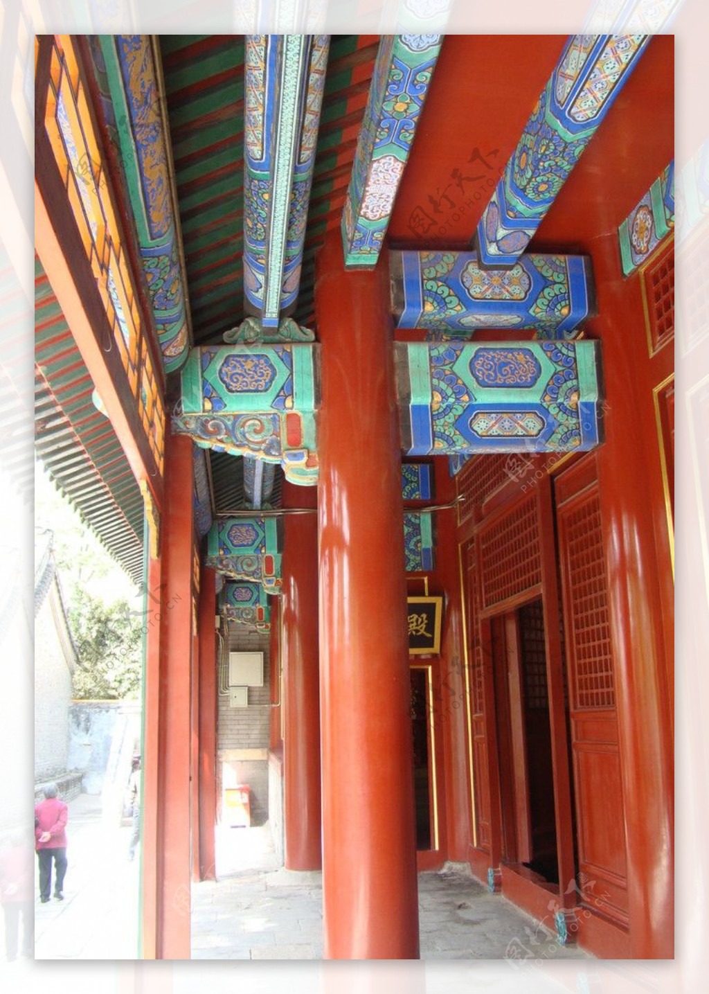 北京潭柘寺红柱走廊图片