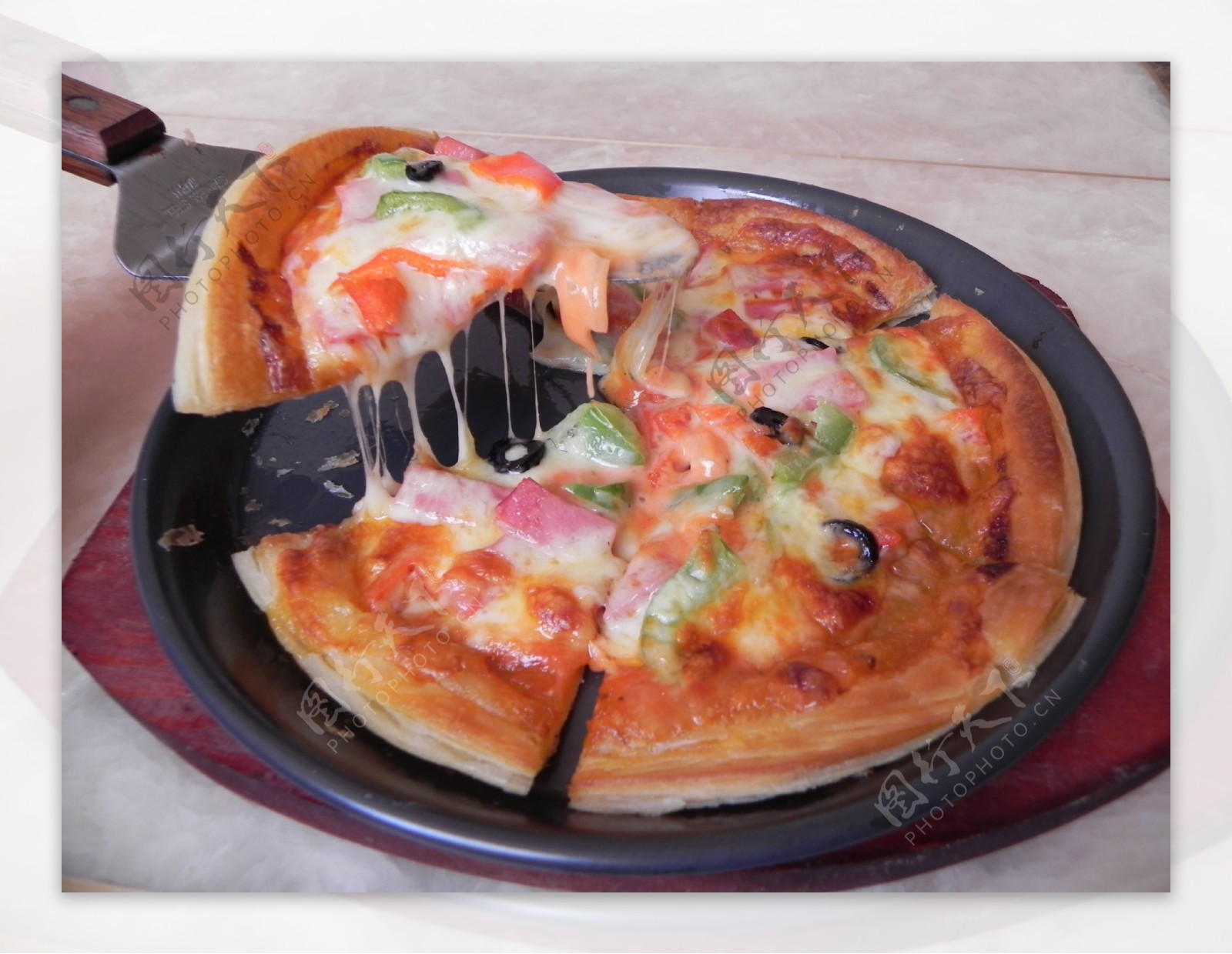 逐步的美食自制的比萨第4步骤涂了在面团的番茄酱 库存图片. 图片 包括有 酥皮点心, 薄饼, 主厨, 成份 - 212713337