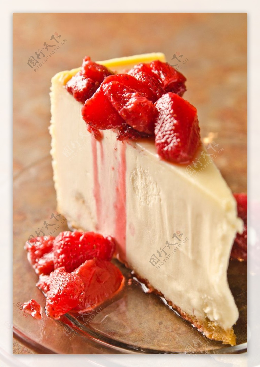 红草莓慕斯蛋糕图片