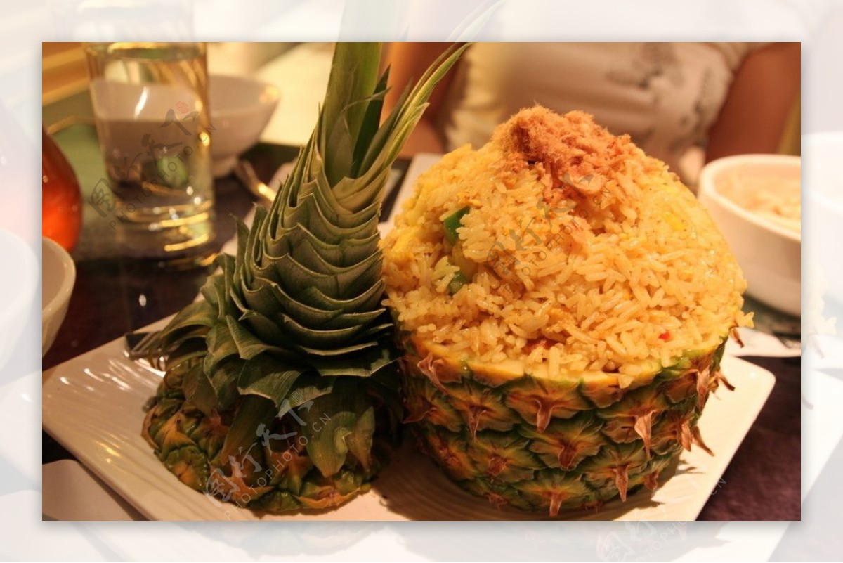 菠萝海鲜炒饭图片