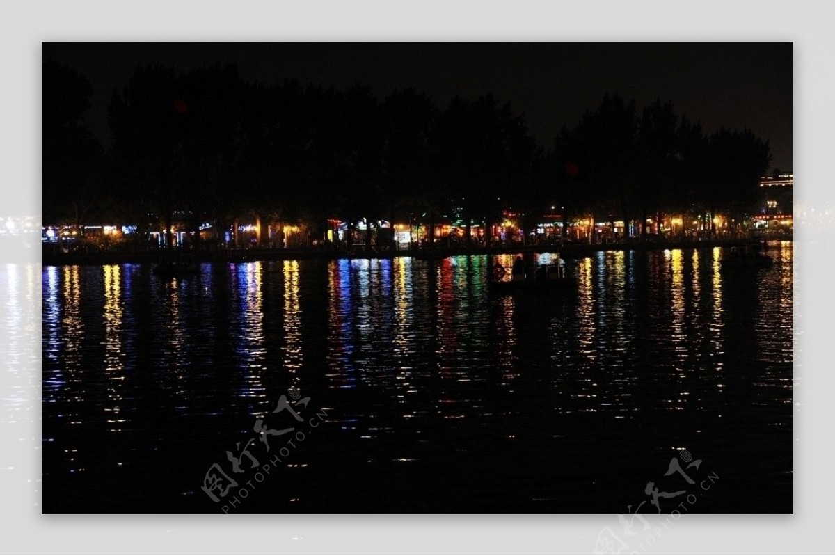高清晰北京后海河边酒吧夜景图片