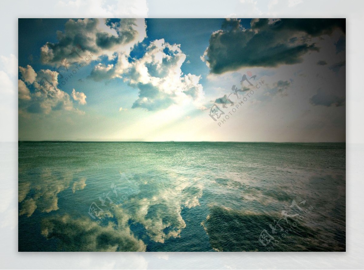 海水互映著藍天图片