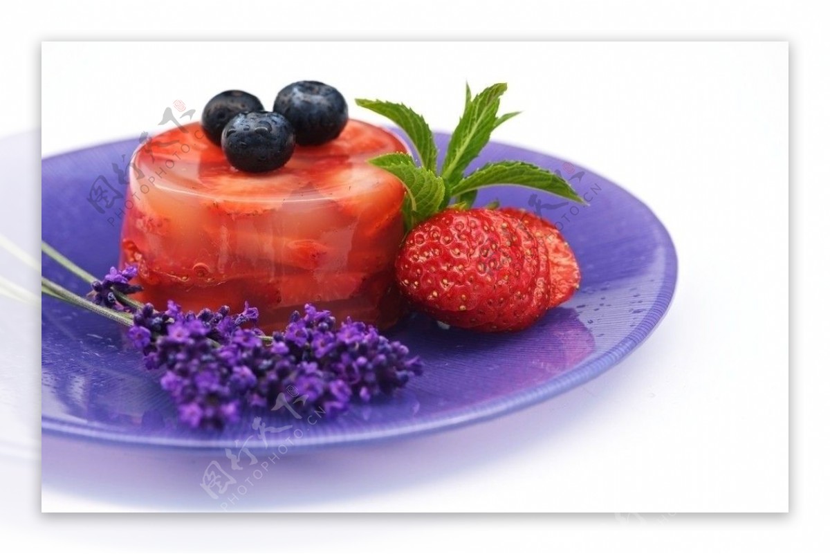 红草莓果冻图片