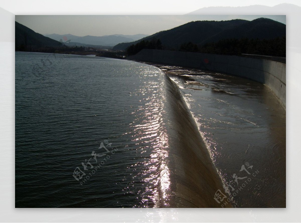 慶州的湖面光影图片