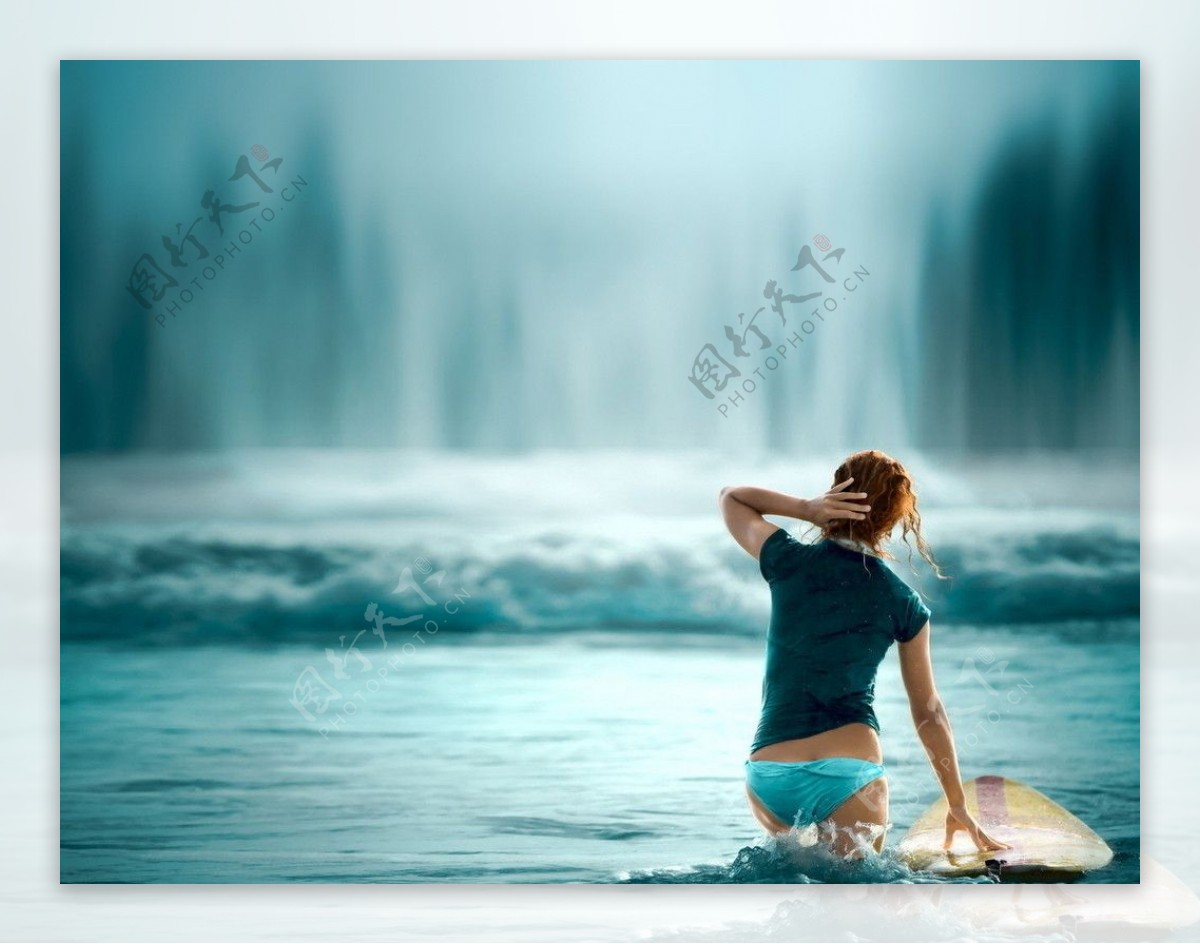 瀑布前的女性图片