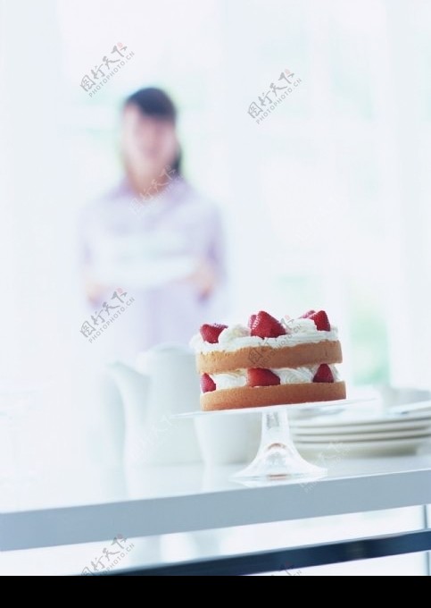 桌上草莓奶油蛋糕图片