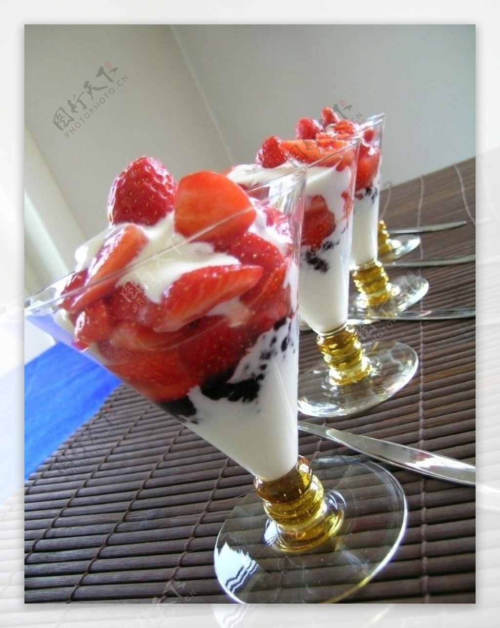 草莓酸奶杯图片