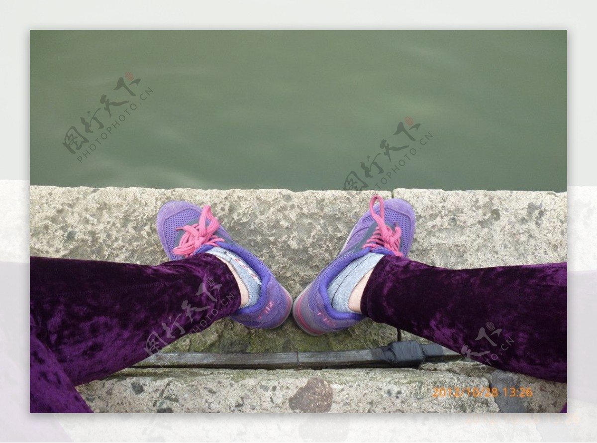 紫色鞋子图片