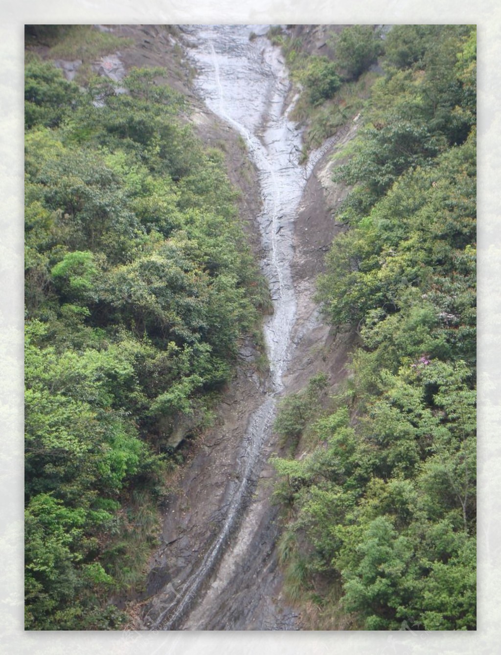 山间溪水图片