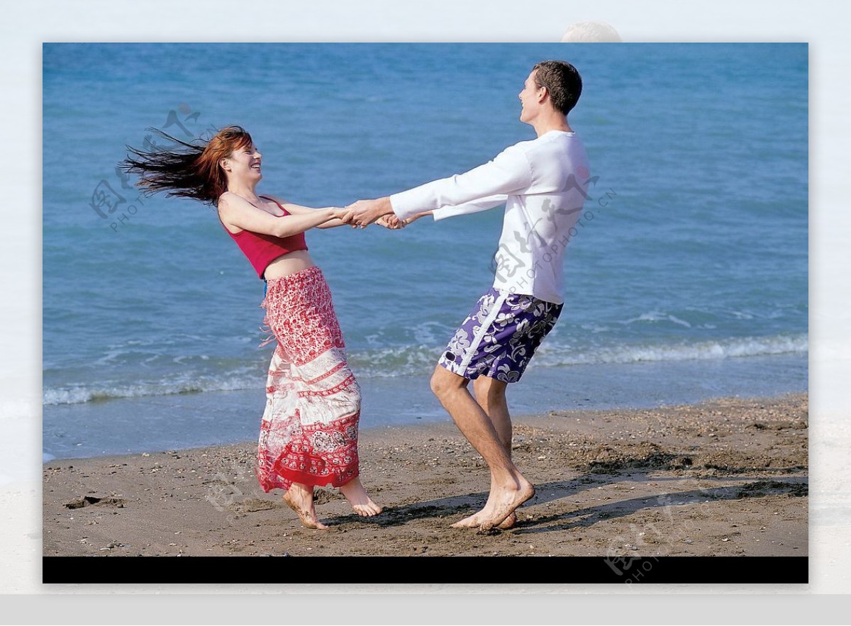 幸福的夫妻在海滩上奔跑幸福婚姻情侣幸福情侣日记情人节图片下载 - 觅知网