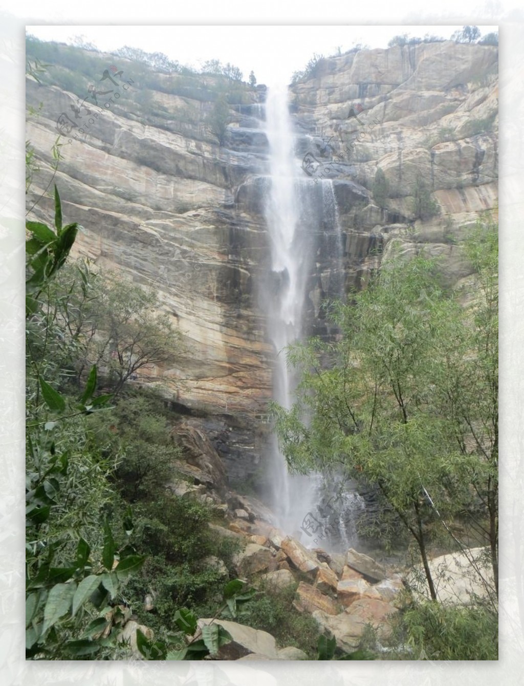 卢崖瀑布景色图片