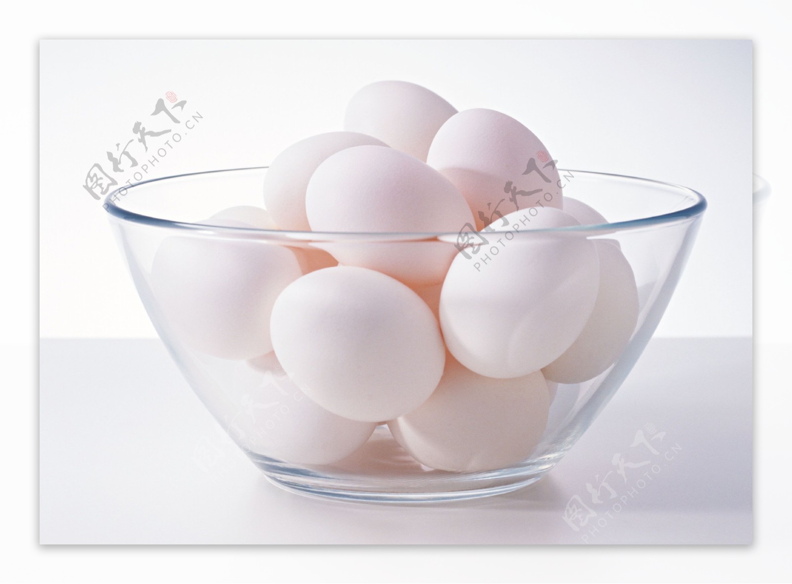 玻璃碗中的鸡蛋图片