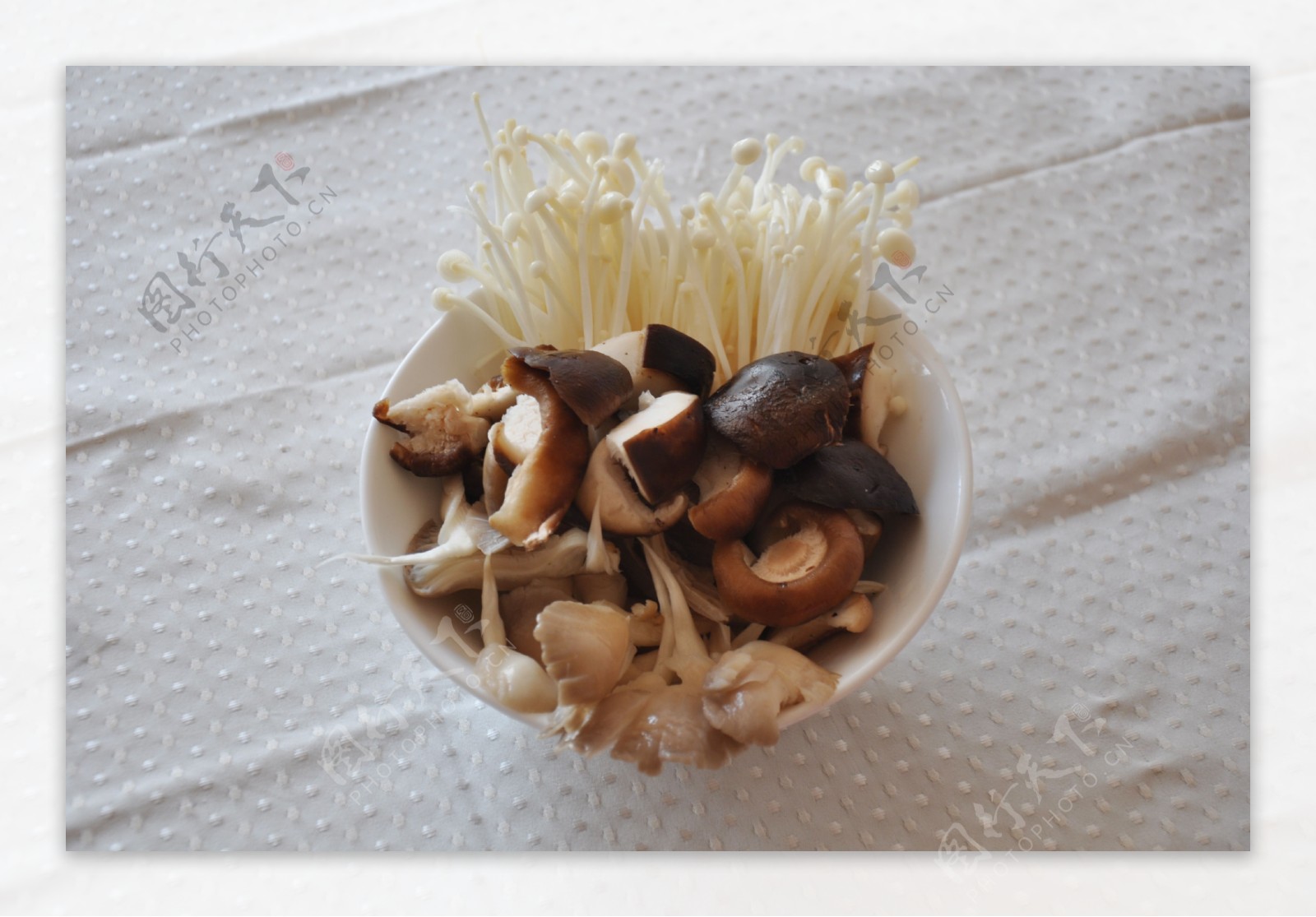 火锅涮菜香菇金针菇菌类拼盘图片