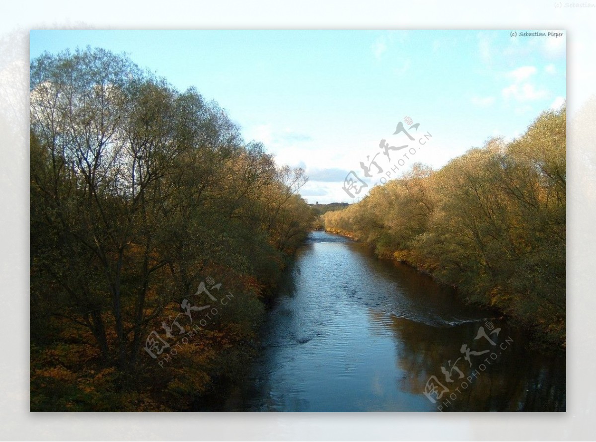 秋天的小河边图片