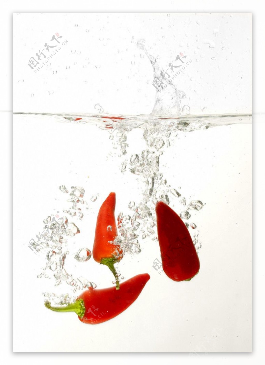 红辣椒入水飞溅图片