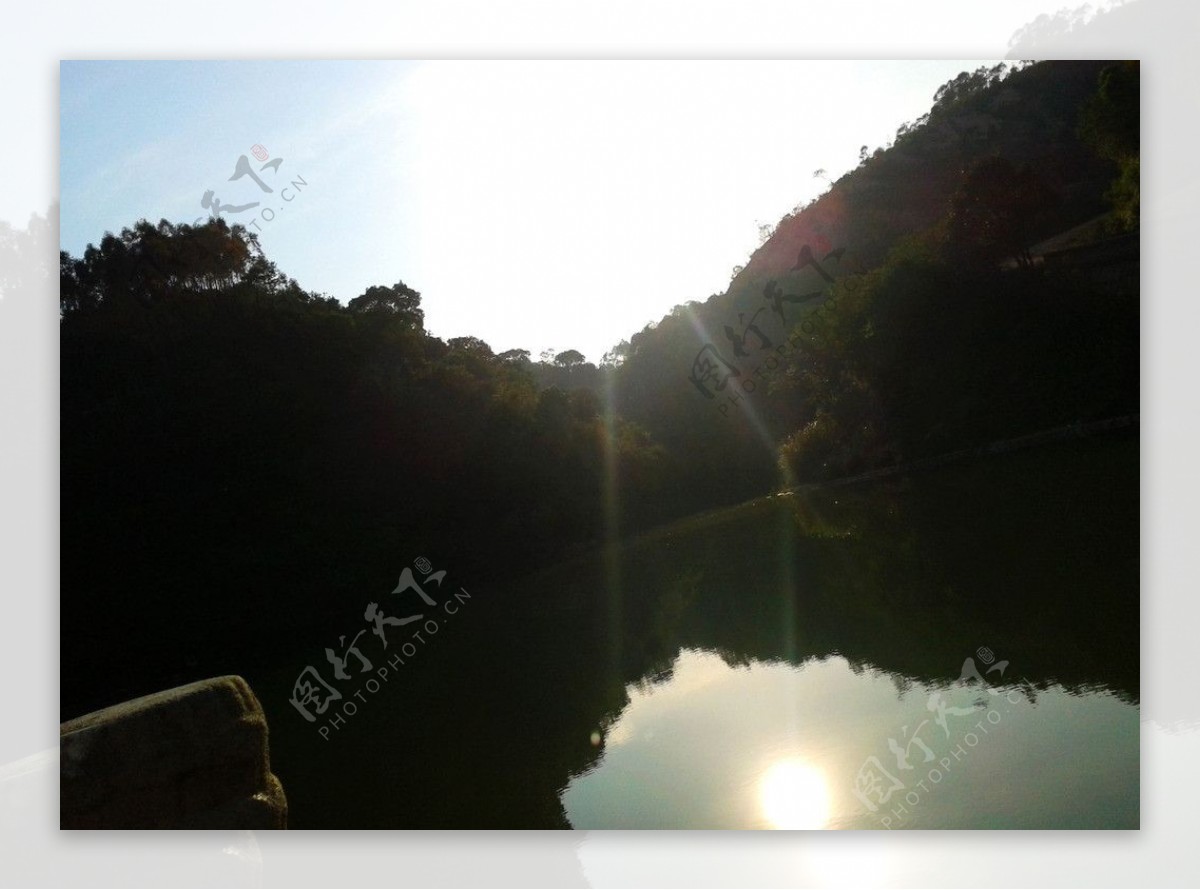 湖中夕阳倒影图片