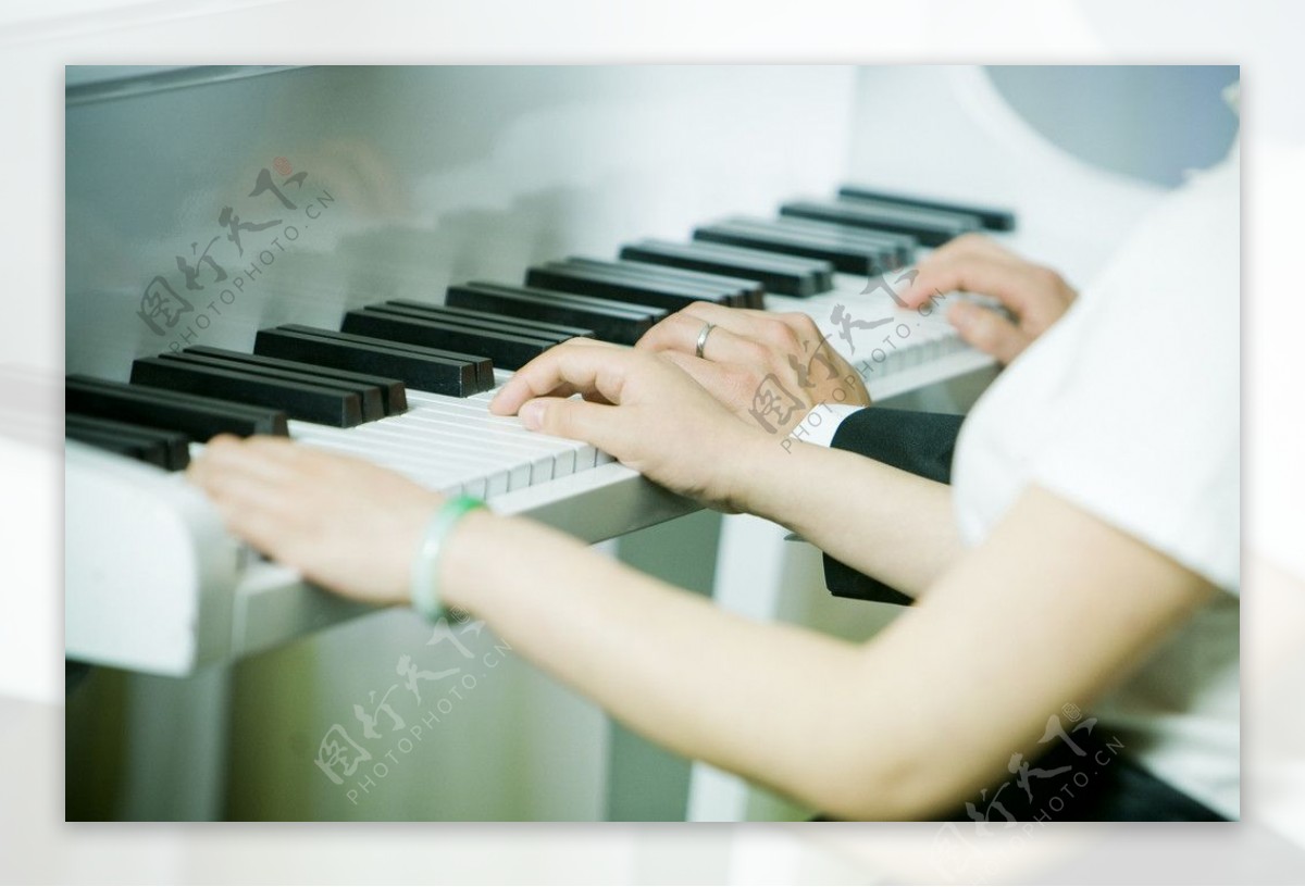 钢琴黑白键图片