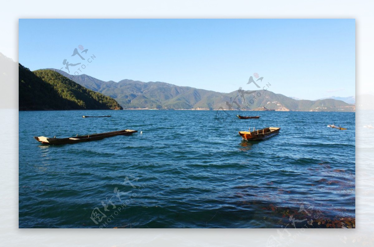 泸沽湖泛舟图片