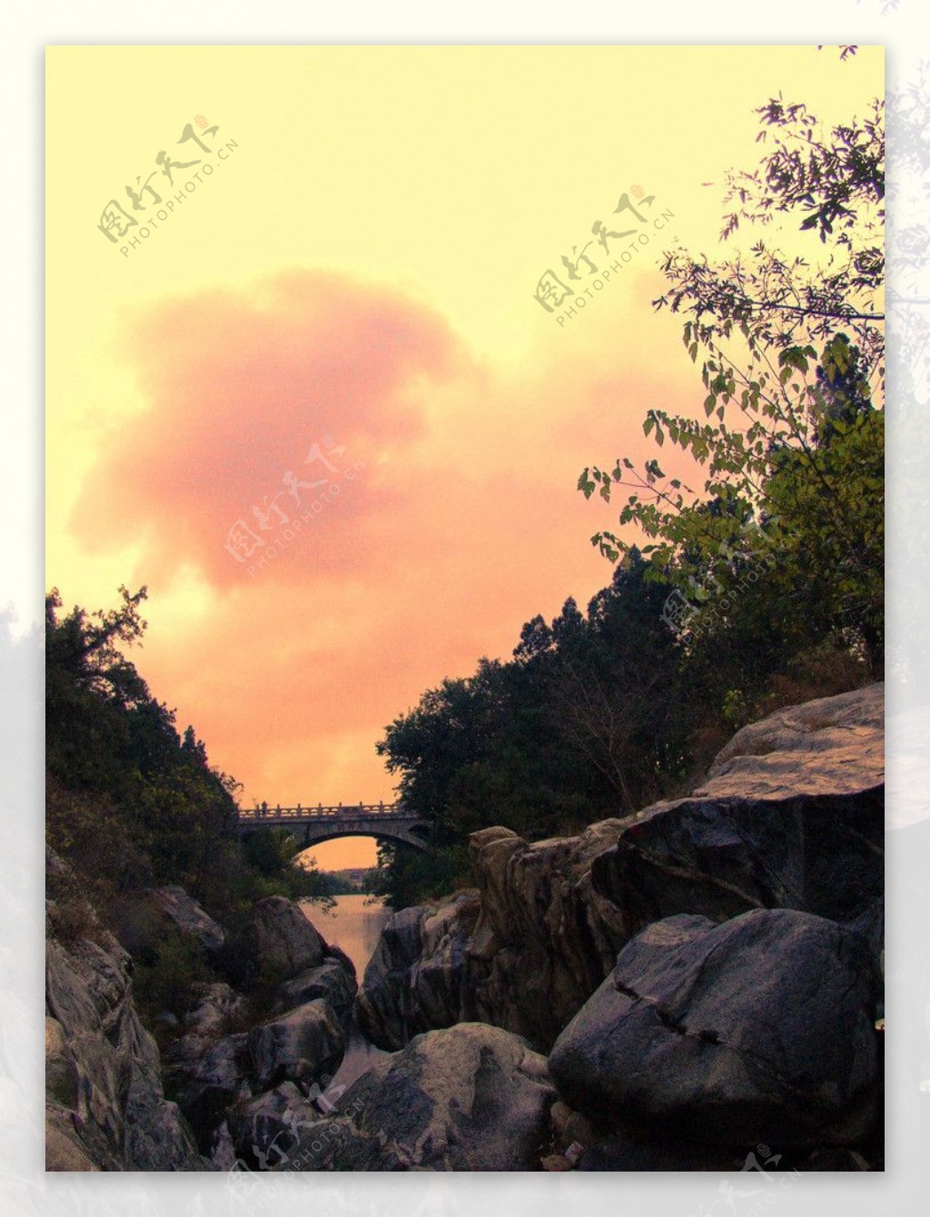黄昏中的彩石溪图片