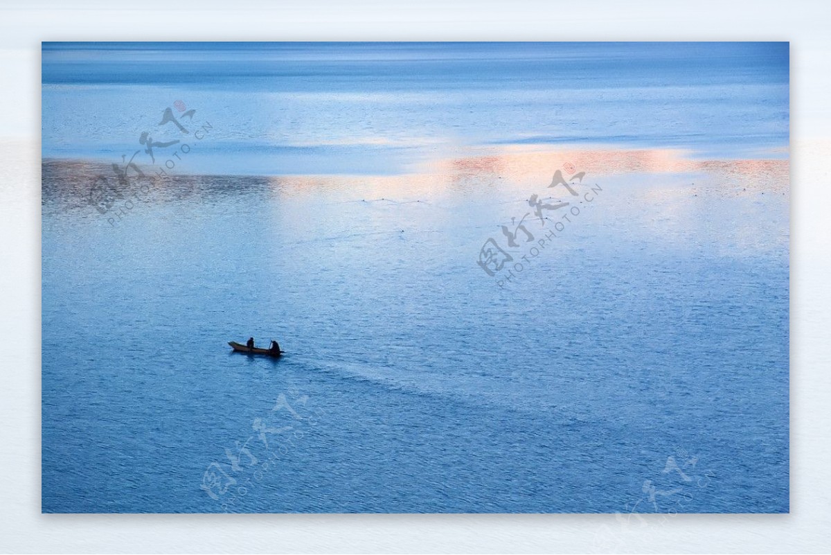 泛舟泸沽湖图片