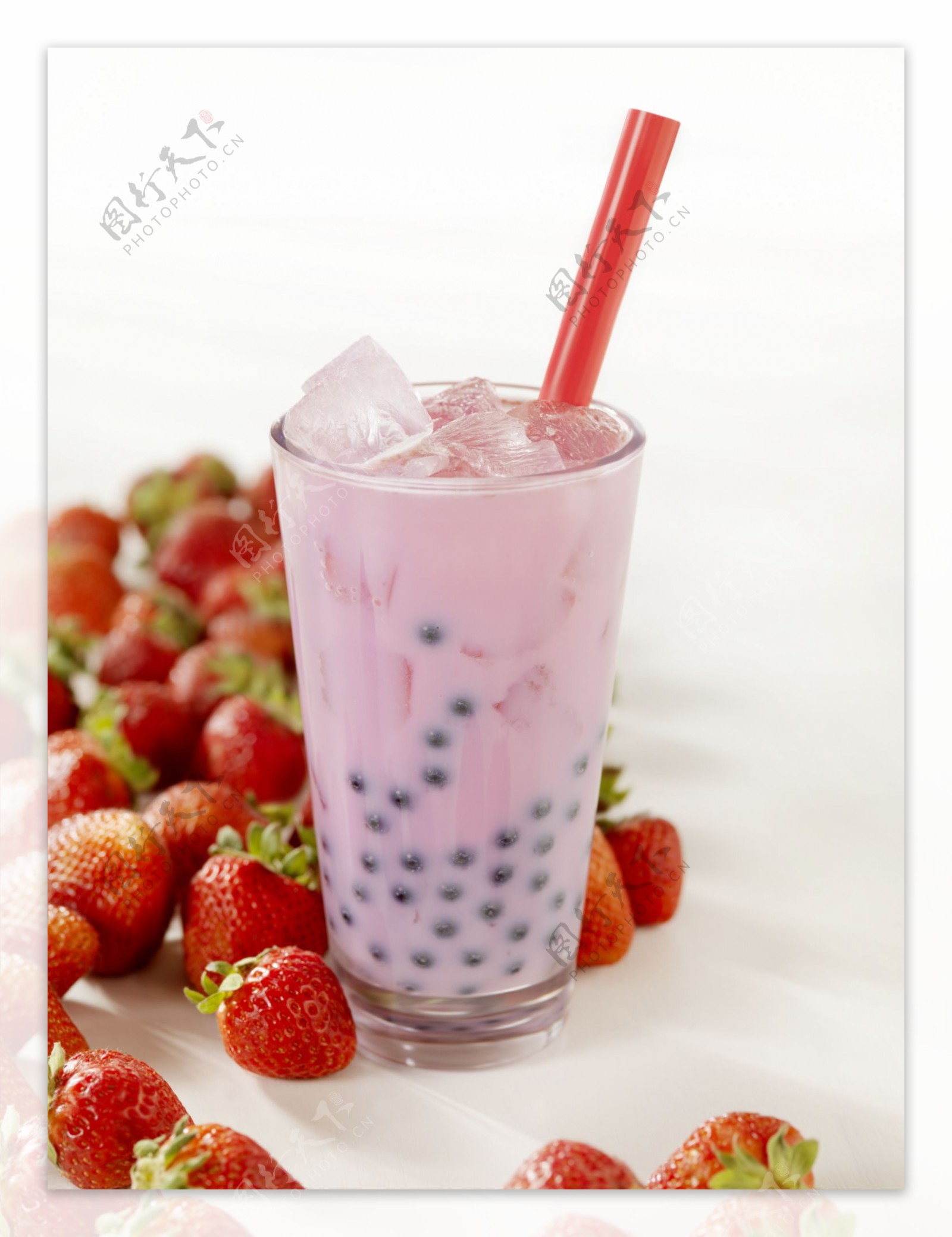 草莓珍珠奶茶图片