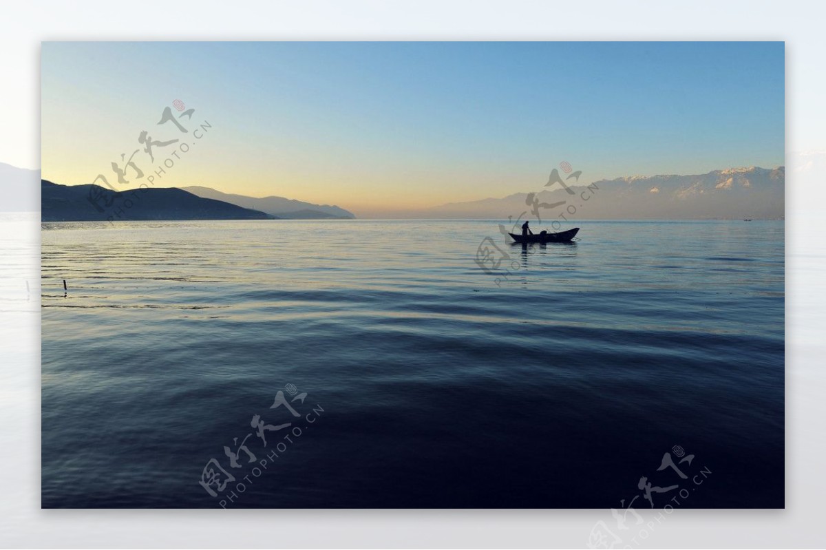 洱海小船图片