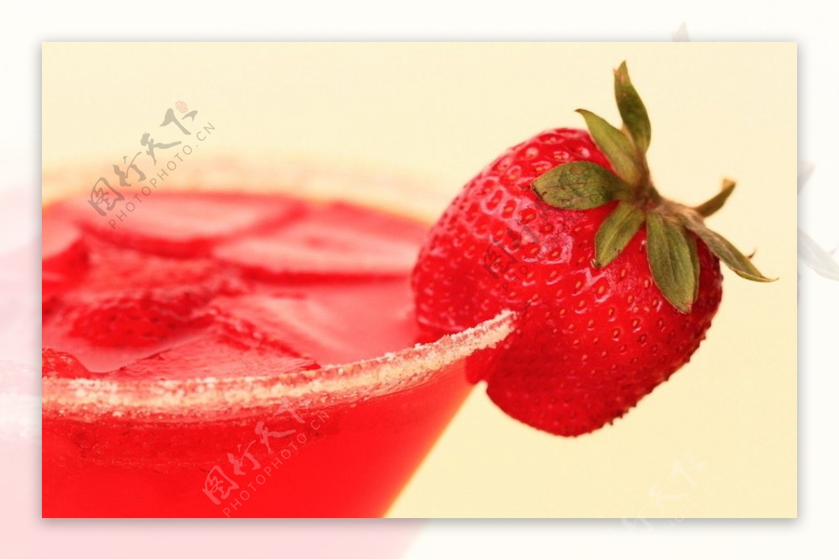 美味草莓鸡尾酒饮料图片