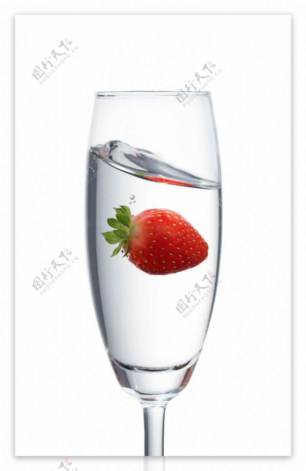 酒杯中的草莓图片