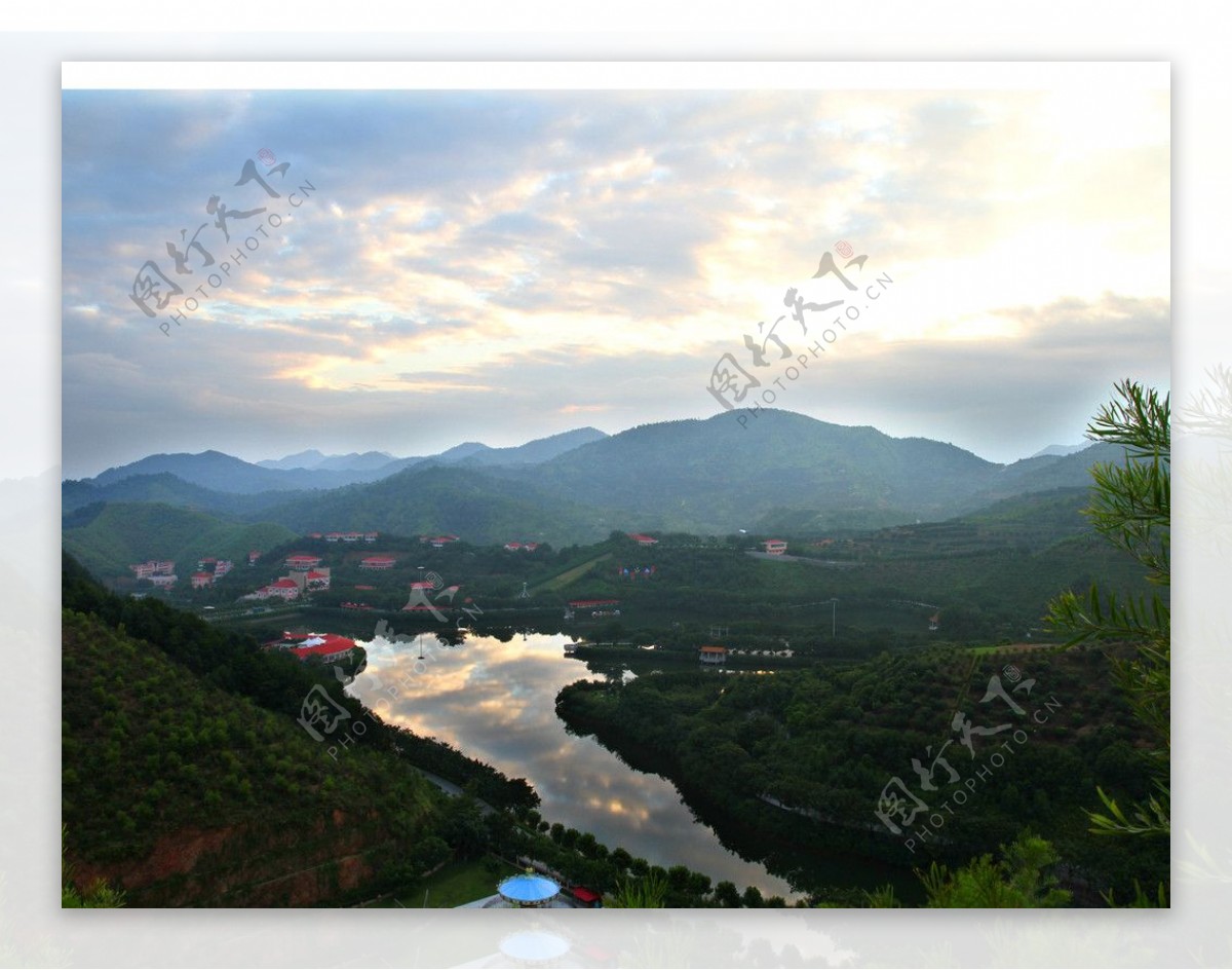 雁鸣湖晨曦图片